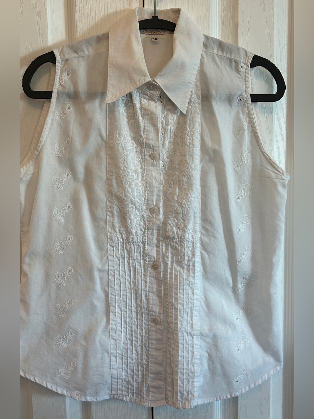 Amata 100% Cotton White Embroidered Sleeveless Button Down Top 40/8